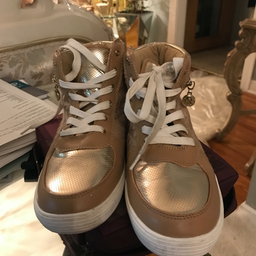 GYM SHOES - Picture 4 of 6